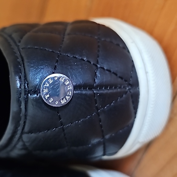 Steve Madden quilted size 10 shoes. Used condition but overall still great! - Picture 5 of 10